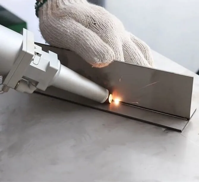 Cómo los coches eléctricos se benefician de la tecnología de corte y soldadura láser