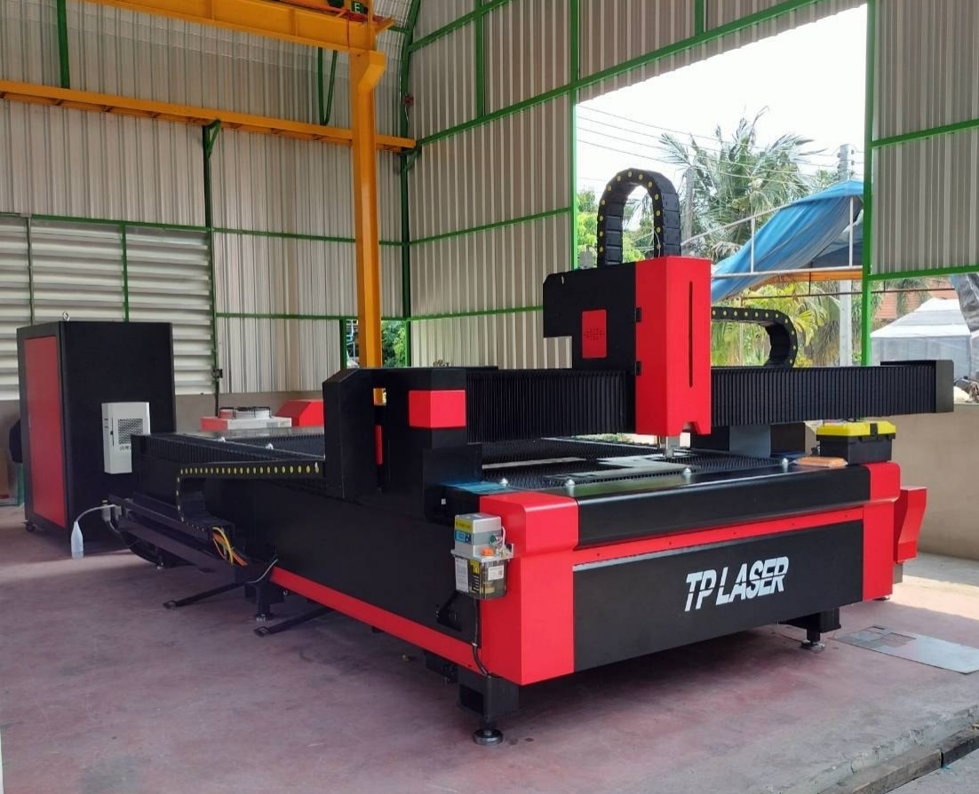 laser cutting machine with pipe attachment