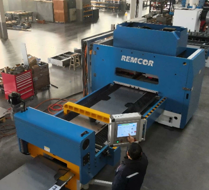 Las líneas de procesamiento de perforación en los perfiles de instrumentos médicos