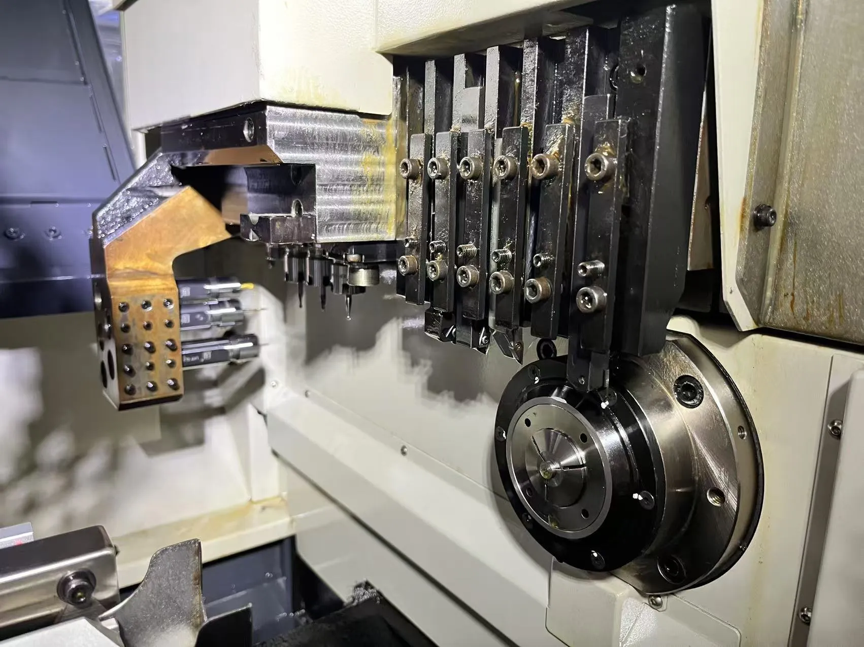 Torno de tipo suizo CNC: La guía completa para el mecanizado de piezas pequeñas de alta precisión